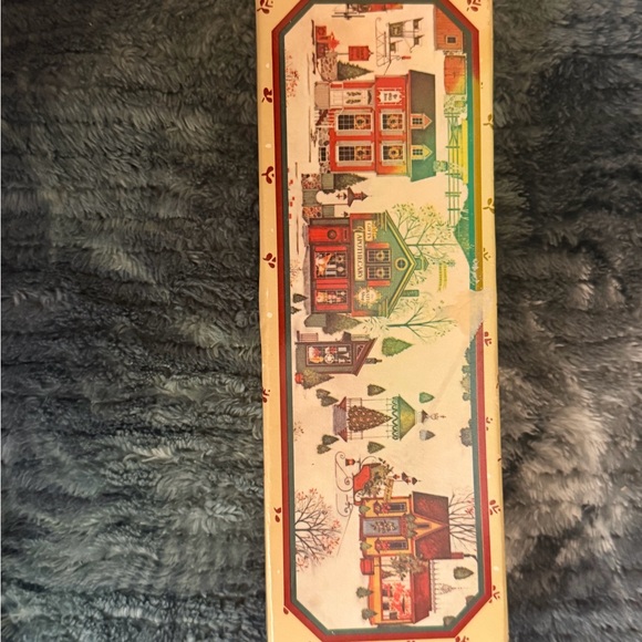 Four sets of Christmas Avon soaps, plus orchid soap selling altogether - Picture 8 of 8